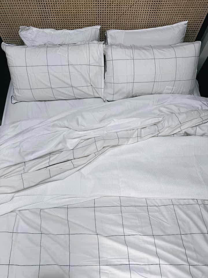 Kamar tidur yang nyaman meningkatkan kualitas istirahat. Meski tidak luas, kamar utama ini membuat kami selalu ingin selalu pulang setelah lelah melakukan aktivitas harian. 
Happy weekend dan selamat beristirahat 🤍

#myhouseinspiration #bedroom #inspirasibedroom #tinybedroom #decorinspiration
#KamarNyaman #IstirahatBerkualitas #HomeSweetHome