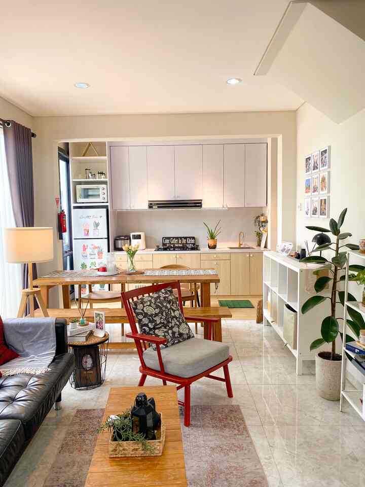 Dari awal kami menempati rumah ini , suami saya yang berprofesi sebangai arsitek menerapkan konsep pada rumah kami adalah KONTEMPORER

Yang melandasi kami menerapkan konsep ini adalah , mengikutinya perkembangan interior kedepan nya.

Dan menurut kami , ini sangat cocok dengan selera dan kebuthan kami di rumah

Menyalakan seluruh lampu pada siang hari di area yang full cahaya , membuat ruangan ini sungguh terang

#sofaminimalis
#kursiminimalis
#kontemporer
#minimaliskontemporer
#rumahkontemporer
#rumahminimaliskontemporer
#segehouse