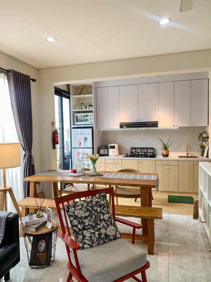 Karna kami menerapkan konsep open plan / open space jadi area dapur dan area meja makan juga menyatu tanpa sekat

Untuk area dapur kami masih terus mempertahankan dekorasi yang simple dan minimalis karna area dapur terbuka dan menyatu dengan area lain nya , meminimalis dekorasi adalah langkah tepat agar dapur terlihat rapih dan bersih

Memaksimalkan full kabinet ini adalah solusi agar semua kebutuhan tersimpah rapih di dalam kabinet sehingga tidak menggangu.pilihan ini sangt cocok untuk rumah yang memiliki area terbatas seperti rumah kami

#mejamakankayu
#mejamakankayujati
#kabinetkitchen
#peralatanmakan
#inspirasiruangmakan 
#segehouse