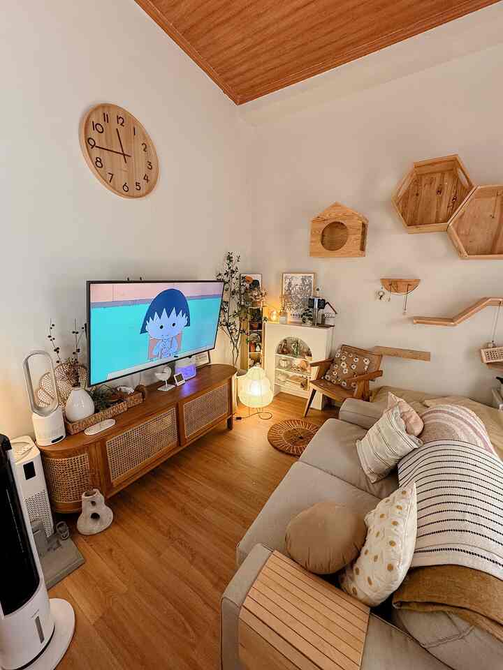 #myhouseinspiration versi kyle home adalah rumah yang nyaman dan adem buat pemilik rumahnya. Ruangan yang emang paling suka berlama-lama ya disini ini😍🎀


#kylehome #ruangtv #mejatvrotan #kursirotanestetik #sofakivikikea #livingroom 
