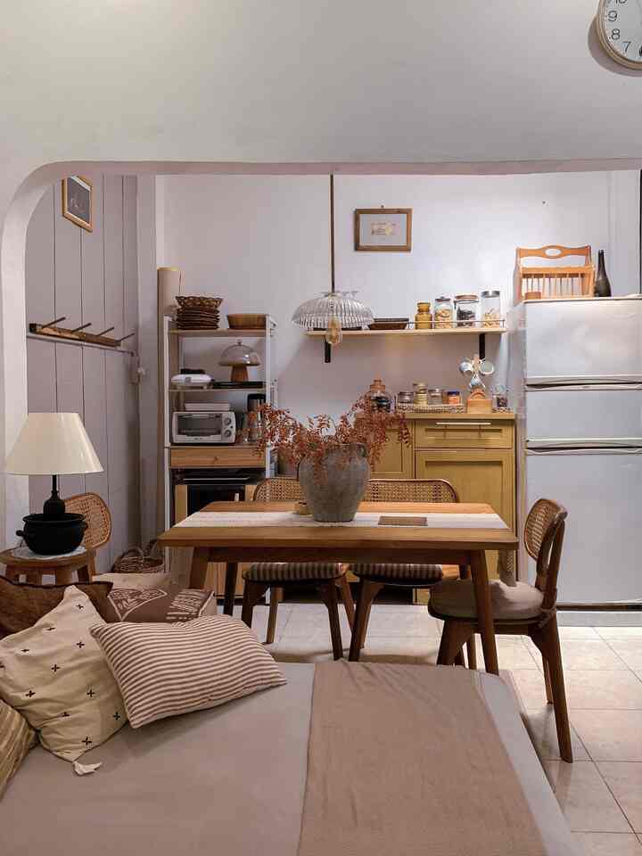 #myhouseinspiration
#bantalsofa #mejamakankayu #mejamakan #taplakvintage #vasbunga #vasguci #daunartifisial
