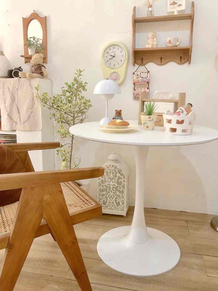 Happy sunday…salah satu ruangan yang gak pernah sepi buat sarapan pagi,ngemil,ngonten,makan mlm,meja kerja juga..ruangan multifungsi dirumah kecil ini 🤍🤍

#MyHouseInspiration #diningroom #mejabulat #bangkukayu #minihouse #estetik 