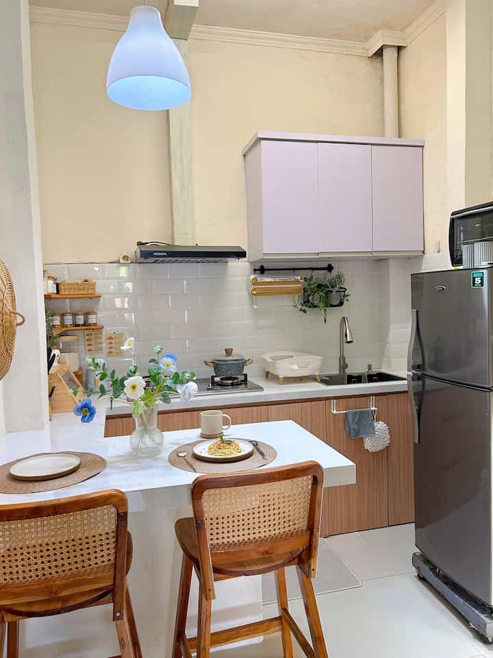Untuk dapur sekaligus ruang makan yang mungil ini, saya memilih tema gabungan antara japandi dan korean look dengan sentuhan warna netral dan unsur kayu. 

Saya pun memilih printilan dengan kebanyakan warna putih dan unsur kayu agar dapur terlihat rapi dan senada. 
#KitchenSet #kursibar #inspirasiruangmakan #DapurMinimalis #dapurmungil #PeralatanMakan