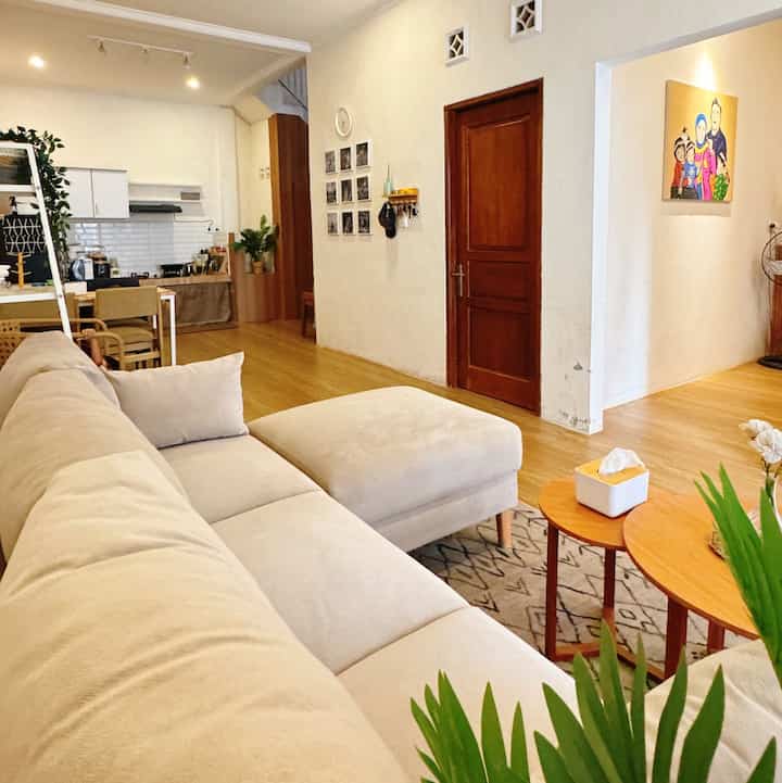 #MyHouseInspiration 
#sofaminimalis #scandinavianminimalis #raktvputih #pvc #daunartificial 

Tempat tempat favorite yang semoga menginspirasi 🥰💞