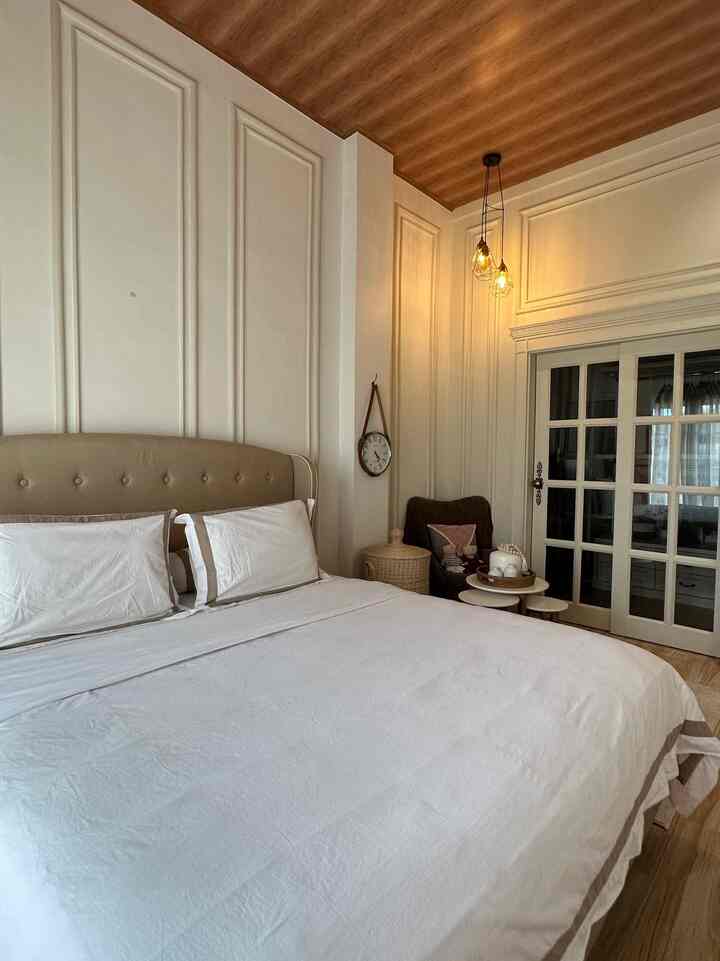 Kalau ditanya tempat nongkrong paling asik itu ya di kamar tidur, tempat paling nyaman buat santai, melepas lelah, becanda dan ngobrol bareng PakSu dan anak anak.

#myhouseinspiration #divankayu #plavonpvc #lantaikeramik #partisiwardrobekayu