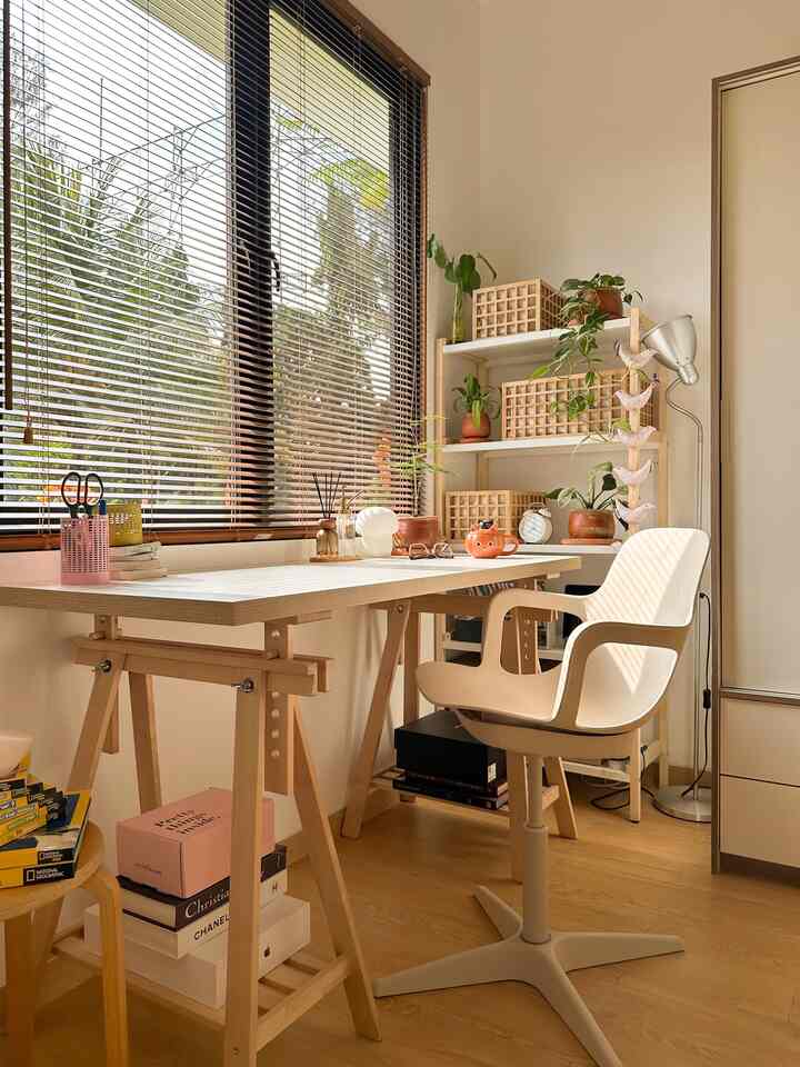 Workspace ini adalah satu ruang terestetik dirumah. Kenapa estetik? Karena sinar mataharinya berlimpah, pagi dan sore ini selalu terlihat estetik. Efek sinar matahari bertemu wooden blinds jadi bikin shadow lines yang dramatis buat difoto ataupun video. 

Setup nya juga ga terlalu penuh barang dekorasi supaya leluasa menggunakan mejanya untuk bekerja/belajar. Supaya lebih fresh tetap ada sentuhan tanaman hijau dirak, semua tanamannya asli ya 😍

#MyHouseInspiration
#desksetup
#workspace
#ikea
#japandi
#mejabelajar
#indoorplant
