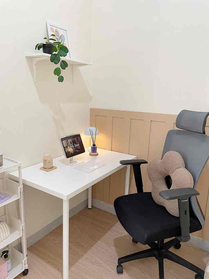 Inspirasi ruang kerja minimalis di lahan terbatas. Memanfaatkan kamar depan yang kadang fungsinya masih berubah ubah mengikuti keinginan pemiliknya 🤍

#MyHouseInspiration #workspace #workspaceminimalis #mejakerja #ambalanikea #lampumeja #reeddiffuser #homeofhumans #bantalbunga