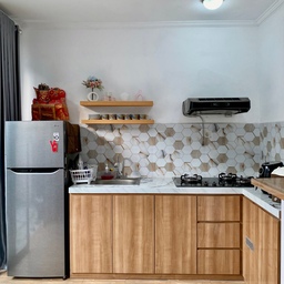 #Dapur #Kitchen
Material yang digunakan untuk top table : Granit 60x120
Backsplash : Keramik cuttingan granit 30x60
Motif HPL menyesuaikan dengan kramik.
Kalau di perhatikan semuanya saling terhubung, ada motif kayu & marble ✨