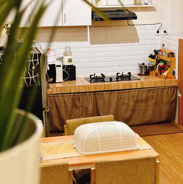 Styling kitchen dan dining NZhomes

Dengan pilihan warna netral coklat senada dengan area kitchen, dekorasi simple dengan tudung saji putih membuat terasa hangat dan nyaman ☺️

#MejaMakanMinimalis #kitchensetminimalis #Peralatanmakan #inspirasiruangmakan #dapurminimalis #modeldapurcantik

