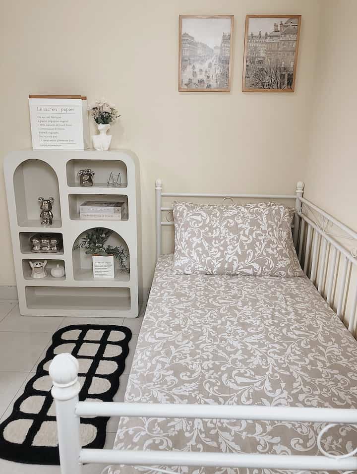 Korean Style, Simple Yet Cozy 🌿✨

Kamar ini mengusung desain Korean Style ! Gaya ini sederhana, namun tetap aesthetic dan nyaman, sangat cocok untuk menciptakan suasana yang santai dan hangat. Korean Style menonjolkan keindahan minimalis dengan palet warna netral. 

Desainnya yang clean sangat cocok untuk gaya hidup modern yang mengutamakan kenyamanan. Dengan tambahan pencahayaan lembut dan dekorasi minimalis yang dihiasi aksen barang vintage, kamarku jadi terasa semakin cozy ! Satu tips dari aku, jangan takut untuk bermain dengan cahaya ! Pilih lampu dengan cahaya hangat dan tambahkan tanaman hias untuk suasana yang lebih natural. 

#RanjangVintage #RakPerapian #RakAesthetic #TempatTissue #SarungDuvet #TanamanArtificial #KesetDoormatAntiSlip #WallDecor
#Japandi #Koreanstyle #Scandinavian
#rumahminimalismodern #rumahjapandi #rumahkorea #rumahscandinavian