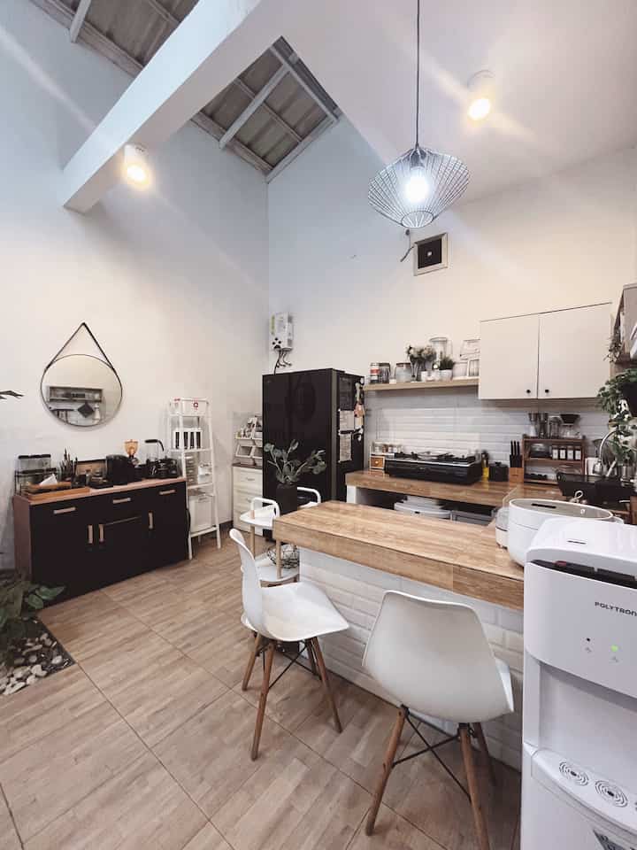 ✨ Inspirasi Memaksimalkan Penyimpanan Dapur 

Kami mendekor dapur tanpa menggunakan custom kitchen set. Akan tetapi kami mengusahakan semua tetap rapih dengan memilih berbagai penyimpanan yang sesuai fungsi & budget. 
Berikut beberapa alternatif penyimpanan yang mungkin dapat menjadi inspirasi:
✨ Kitchen Set Atas : untuk menyimpan peralatan dapur & stok makanan agar rapih 
✨ Ambalan : untuk menyimpan elektronik dapur & dekorasi tambahan 
✨ Rak Terbuka : untuk menyimpan bathroom supplies & peralatan memasak 
✨ Lemari Tertutup : untuk menyimpan kitchen supplies & kitchen linnen.
✨ Storage Box : untuk menyimpan stok makanan kemasan.

Semoga pengaturan dapur kami bisa menjadi inspirasi teman-teman semua ✨

#MyHouseInspiration #KitchenInspiration #kitchenset #ambalan #rakdapur #storagebox  #lemaridapur 
