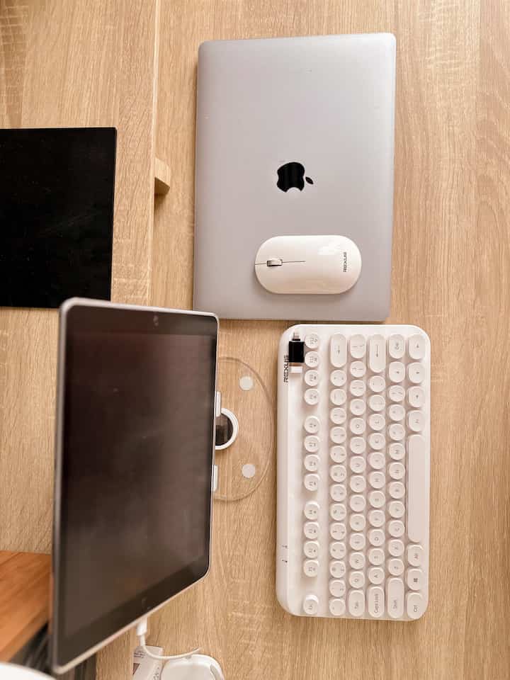 #MyHouseInspiration #keyboardbluetooth #lampu #lampumeja #gantungandinding #tanamanartificial #lamputidur #humidifier #potbunga #potbungabuatan #ruangtamu