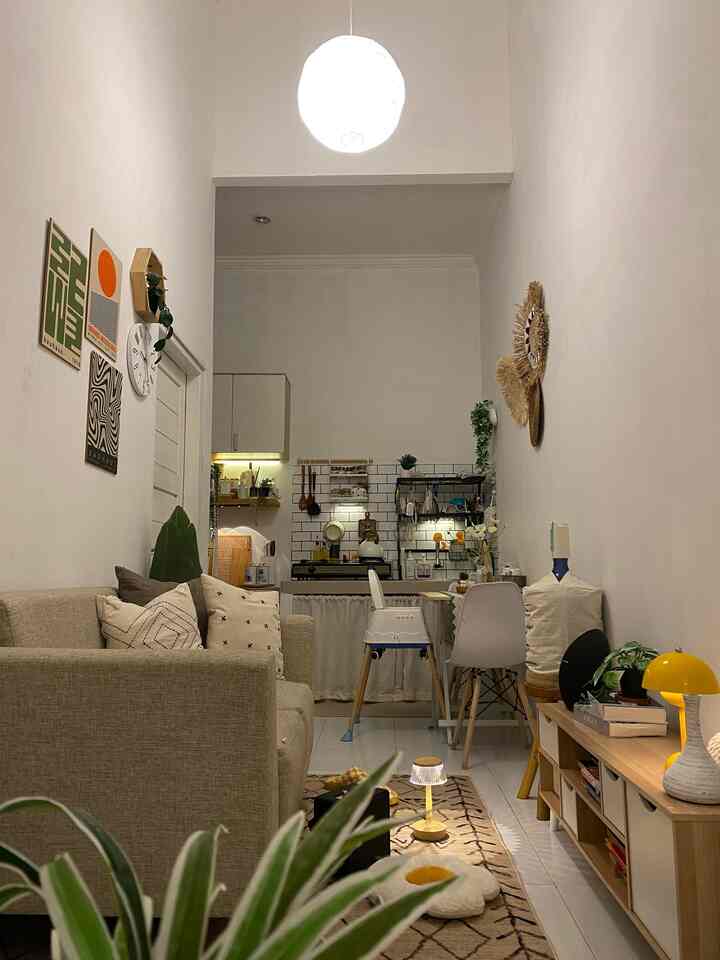 Ruang favorit dirumah mungilku 💕 

Biar mungil tetep bisa jadi tempat melepaa lelah setiap hari ✨

#myhouseinspiration #sofaminimalis #lampugantung #pohonartificial #karpetruangtamu #catrumahminimalis #speaker #portablespeaker #mejatv #gordenminimalis #vasbunga