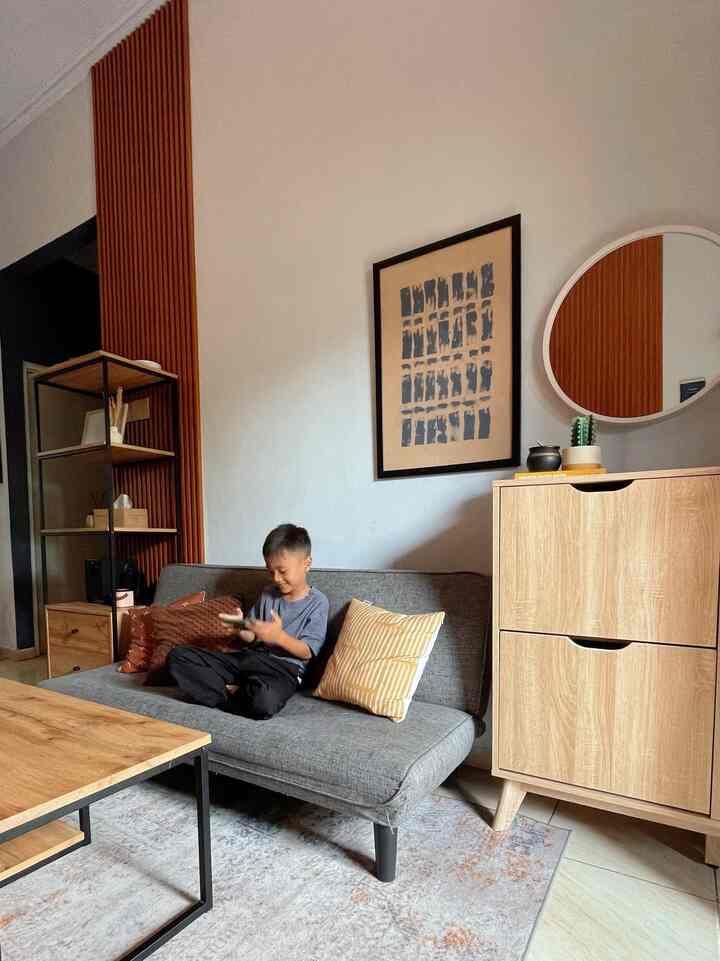 ✨ Ruang ini adalah tempat di mana kehangatan dan kenyamanan berpadu, menciptakan suasana yang homey dan menenangkan. Dengan palet warna netral yang kalem dan sentuhan aksen kayu, setiap elemen di ruang ini dirancang untuk memberikan rasa nyaman dan memperkuat gaya industrial minimalis yang aku sukai.

Detail kecil seperti karpet dengan aksen rustic dan lampu sudut yang hangat membuat ruang ini semakin cozy, terutama saat malam hari. Meja dan rak kayu menambah kesan natural, menciptakan tempat berkumpul yang sederhana namun berkesan. Rasanya, ruang ini benar-benar jadi tempat favorit untuk bersantai bersama keluarga atau sekadar menikmati waktu sendiri. 🧡

Semoga sudut favorit ini bisa memberikan inspirasi untuk menciptakan ruang yang estetik namun tetap nyaman!

#MyHouseInspiration #FurnitureKayu #SofaBed #WpcPanel #WarnaCatRumah #RumahIndustrial