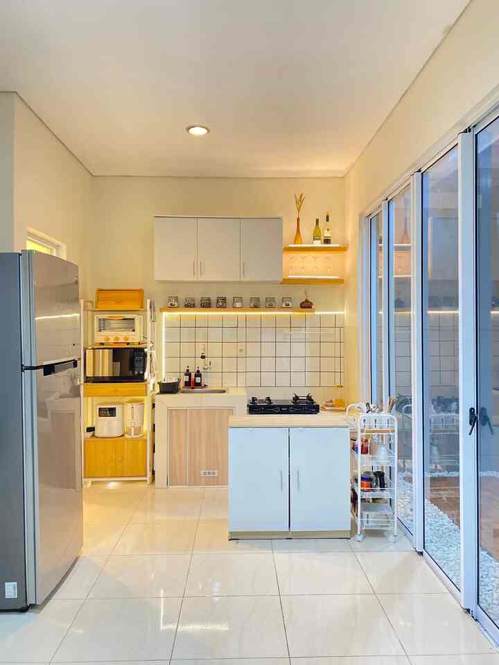 Spot favorite aku selalu dapur. Selain bisa menghasilkan makanan lezat, dapur juga tempat aku bisa berkreasi untuk mengekspresikan ide ide aku. Tentunya didukung oleh suasana dan tools yang nyaman dan memudahkan aku untuk bergerak. Ide dari dapur aku adalah dapur nyaman tidak perlu mahal. Semua bisa kita akali dengan warna senada atau pemilihan furniture yang fungsional disamping estetika #kitchenset #trolitingkat #raksusundapur #wallpaperdinding #dapurestetik  #minimalis #scandinavian #rumahminimalismodern #rumahmodern 