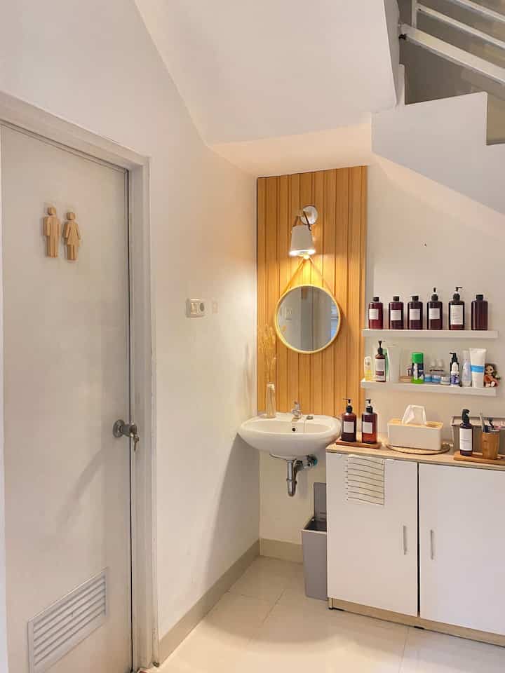 Salah satu spot favorite di warmtinyhaus. Disini aku juga makeup dan kabinet aku manfaatkan untuk taruh alat kebersihan. Lampu bulat estetik dan pencahayaan dari lampu gantung juga menjadi daya tarik utama ruangan ini. #bathroomestetik #idebathroom #iderumahminimalis #Lampudinding #lampugantung #minimalist #rumahminimalis #rumahminimalismodern #scandinavian #rumahscandinavian 
