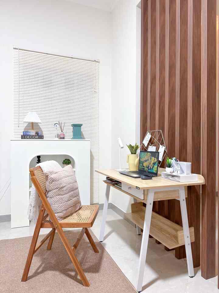 Hampir semua ruangan di rumah.rimara itu temanya white and wood karena memang dari awal stylenya seperti itu ya.
Gak tau kenapa belakangan mba rimara lagi suka banget dengan style mid century yg colorfull.

Jadi mba rimara coba redecor ruang kerja ini dengan menambahkan beberapa item dekorasi dengan beberapa warna cerah & berbeda dari sebelumnya. Diantaranya warna hijau, kuning, dan oranye.

Pelan-pelan sepertinya mba rimara akan memadukan dua tema yaitu japandi & mid century. Semoga bisa dan semoga hasilnya cakep dan menginspirasi ya 🤎

#MyHouseInspiration #Cat #WarnaCatRumah #RoomDevider #VenetianBlinds #WorkingSpaceInspiration #VasKeramik #LampuMeja 