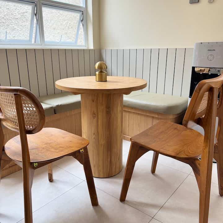 We call this tiny area a breakfast nook, because it fits its position in the corner. We adopted many ideas for this room from films and Pinterest. So that all corners can function well.

This breakfast nook is quite our favorite area, besides being used for eating, it can also be used for drinking coffee or WFH and just chatting with close guests. Under the bench there is still storage that can be used to store items.

#diningroominspiration #ruangmultifungsi #mejamakanminimalis #mejamakankayujati #kursirotan #breakfastnook #lampujamur #dapurmodern #dapursegaris #dapurcantik #insipirasiperalatanmakan #peralatanmakan
