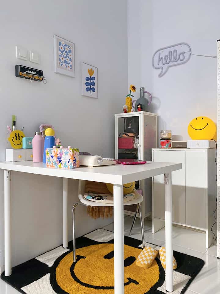Salah satu ruang favorit di rumah ini adalah ruang kerja ini,dari dulu pengen kalau sudah punya rumah bisa punya ruang kerja,Alhamdulillah terwujud walau tidak besar tapi cukup.
#MyHouseInspiration
#RuangKerjaMinimalist
#MejaKerjaMinimalis
#RugEstetik
#FurniturePutih
#InspirasiRuangKerja
#RuangKerjaMinimalis