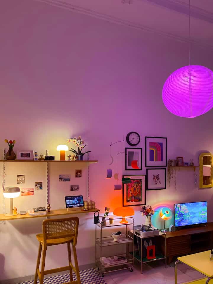 Space ini jadi spot paling favorit di rumah kami. Dengan mengankat konsep mid-century modern, kami ingin menciptakan suasana unik nan cherful dalam ruang tamu kami ✨

Item dekorasi yang kami gunakan cukup berwarna-warni, menghiasi setiap sudut agar semakin ramai.

Mulai dari mood lamp dengan berbagai bentuk dan cahaya, wall hanging decor nan unik, rak ambalan yang kami susun dengan bracket sehingga bisa adjustable, lalu turntable vinyl player, berbagai meja dan rak, hingga mainan koleksi yang menghidupkan memori pada ruang tamu ini

Dari sekian banyak item dekorasi itu, yang menjadi selling point dan ciri khas ruang tamu ini adalah pencahayaan dari sejumlah mood lamp, dengan kombinasi warm light warna ungu dan oranye 💜🧡

Semoga ruang tamu ini bisa menginspirasi para tetangga online lainnya, yang sedang butuh ide untuk homedecor 

#MyHouseInspiration #midcenturymodern #lampuestetik #ambalanminimalis #vinylplayer #moodlamp