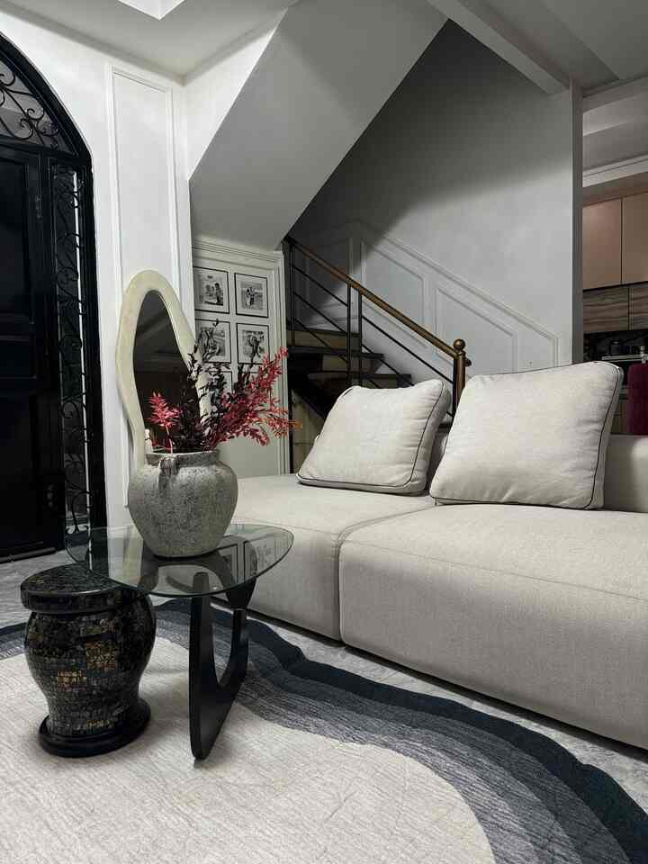 #Myhouseinspiration #livingroom #Sofa #mejaruangtamu #kacastanding #vaskeramik #vasbunga
