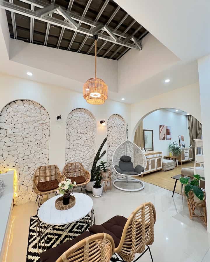 Ruang santai dirumah ini dengan ukuran 3 x 4 meter, bernuansa mediterania & wall arch. 
#MyHouseInspiration
#lampuantik #lampudinding #lampugantung #mishahome #mediteranian #wallarch #bandung