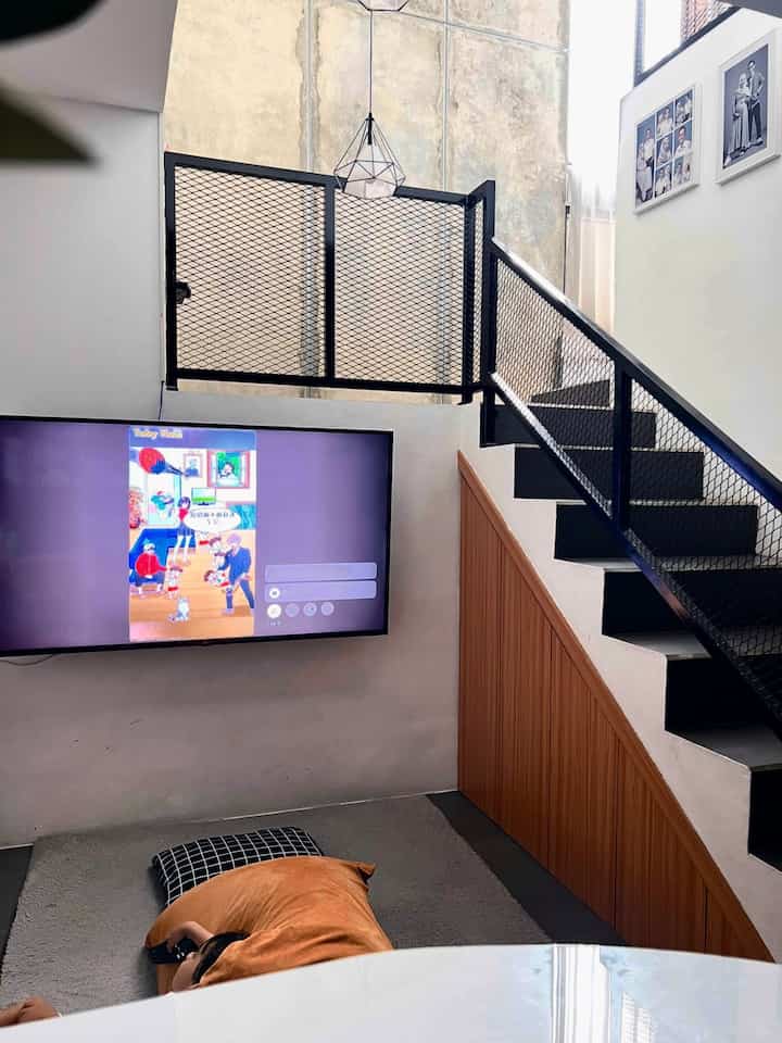 Style Rumah ✨

Hai semuanya 🫶🏻
Salam kenal dan selamat datang di #BruwnHouse. Rumah ini mengusung tema 'Industrial House' dimana sesuai dengan namanya warna yang mendominasi adalah cokelat. Untuk furniture di rumah ini sangat minim karena kami memilih yang fungsional saja karena keterbatasan lahan. Semoga menginspirasi ✨

#SofaBed
#KeramikTeras
#PlafonPVC
#Cat
#KamarMandiMinimalis
#Industrial
#IndustrialHouse
#RumahIndustrial
