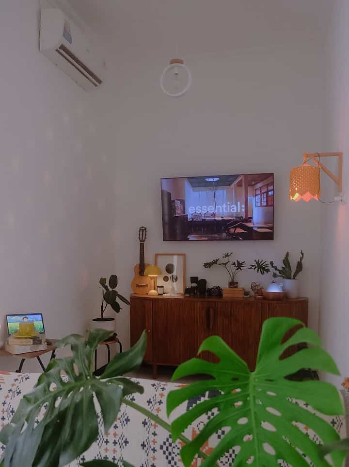 Ruangan yang paling disukai seluruh anggota keluarga, Area Living room.. sedikit bergaya Mid-century modern. Karena saya menyukai ruangan yang memiliki suasana hangat dengan kesederhanaan. 

Sedikit sentuhan furniture dengan material kayu membuatnya terkesan sederhana namun hangat. 

🥰✨ 

#livingroom #lampumejamushroom #coastermacrame #coversofa #reeddiffuser #scandinavian #rumahmodernminimalis #livingroomminimalis #Livingroom