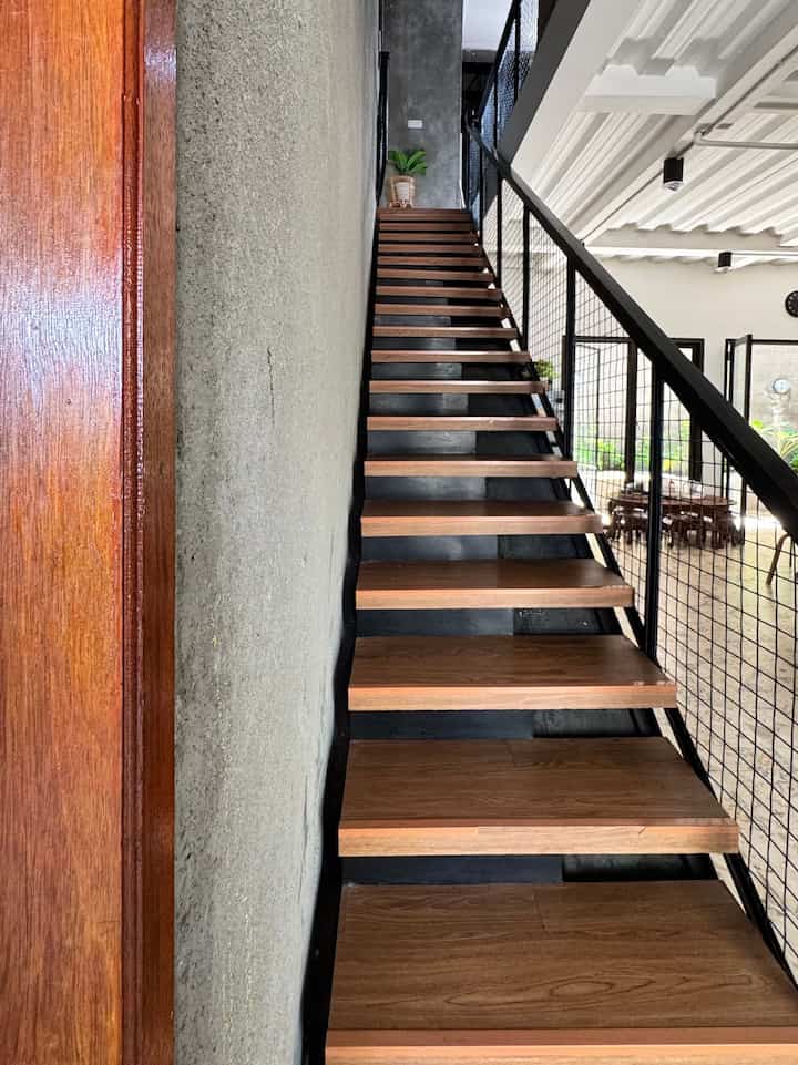 Welcome back di rumahku 😁

Warna-warna utama yang mewakili semua elemen bergaya industrial adalah hitam, putih, abu-abu dan cokelat (kayu).
Ciri khas gaya ini adalah penggunaan material alami, minim dekorasi, dan dominasi warna-warna netral, karena kami hobi nongkrong di cafe-cafe itu menjadi salah satu alasan kami mengaplikasikan tema rumah kami ke tema industrial.

Satu hal yang kami sukai dr tema rumah ini karena identik dengan pencahayaannya yang alami, terlihat dr bukaan jendela yang lumayan besar, memaksimalkan cahaya alami masuk dan pastinya bisa hemat listrik di siang hari, selain fungsi tersebut jendela besar itu juga merupakan sumber ventilasi di dalam rumah kami ☺️

Semoga bisa jadi inspirasi yah 🫶

#rumahyuqibam 
#temarumahku
#rumahindustrial
#industrialmodern
#tanggaindustrial
#catsemenekspos
#semenekspos
#karpetbulat
#dekorasiindustrial
#potrotan 

