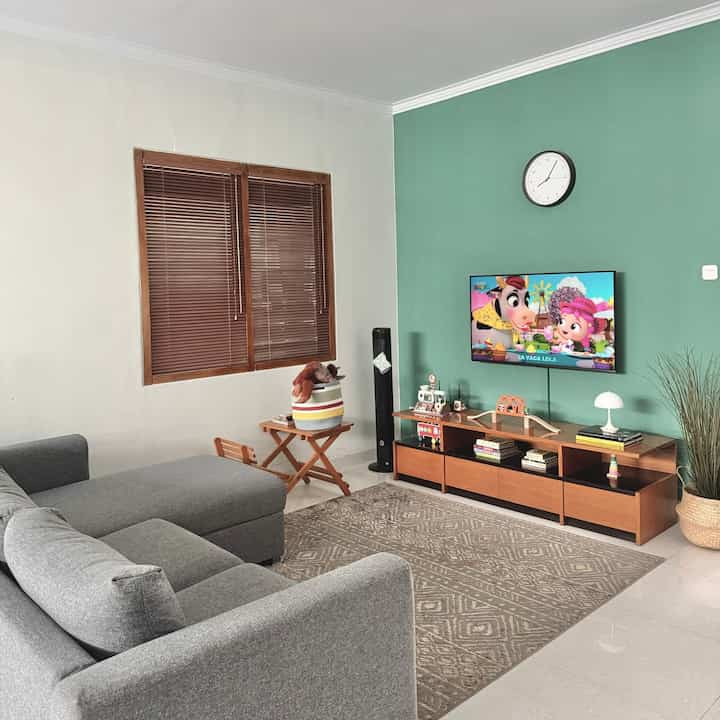 on the way for scandinavian minimalis home! 

yasss, rumah ini masih bertumbuh menuju scandinavian minimalis style home.

suka banget dengan desain minimalis tapi estetik, bersih dan sederhana, minim barang juga terang dan lapang. pilihan furnitur dan dekorasi jatuh pada barang yang punya fungsi maksimal.

seperti sofa dengan 3 dudukan dan ada storage tersembunyi — memudahkan membersihkan barang yg menyebar di area living room agar terkesan “neat and clean”.

satu dinding berwarna teal agar bisa jadi penyambung antara furnitur dan dekorasi dengan ruangan lain agar lebih menyatu. sebuah pemikiran awam kami agar dalam membeli barang tidak impulsif dan sesuai dengan color palette rumah ini | teal green - grey - white/brown/beige - black |

sedikit tips — sabar membeli furnitur sesuai tema rumah, penuh perhatian untuk membeli barang bentuk besar, pilih desain yg timeless agar tidak mudah bosan karena furnitur besar sulit untuk dipindahkan jika ingin diganti — seperti kabinet tv kami yg masih perlu diupdate tapi kebingungan untuk cari yg mau mengadopsi kabinet tv lama. 

#livingroom #livingroomminimalis #livingroomscandinavian #sofaminimalis #sofastorage #tealgreen #woodenblind #keranjangrotan #lampuestetik #jamdindinestetik #minimalis #scandinavian #scandinavianminimalis #rumahminimalis #rumahscandinavian #rumahminimaliscandinavian