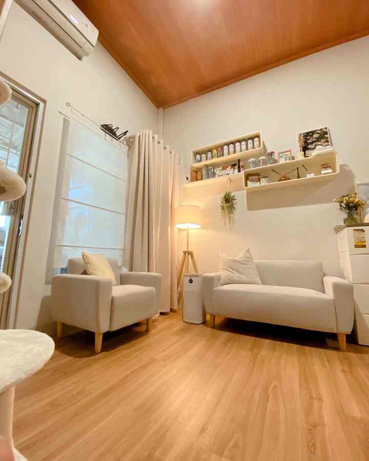 Style utama dari ruang tamu ini #japandi . Penggunaan sofa berkaki kayu agar terkesan ga penuh. Pemilihan sofa warna light grey juga agar kontras dengan vinyl. 



#rumahminimalis #japandi #sofajepang #sofaminimalis #ruangtamumini #rumahjapandi 
