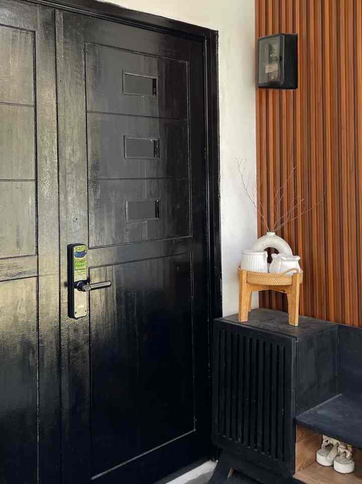 ➖ Warm and Bold Interior

Style dekorasi dirumah #lollahouse ini masih berkonsep Warm and Bold, dengan nuansa #ModernRusticInterior di dominasi warna-warna bold seperti Hitam, Coklat, Caramel juga sentuhan warna putih agar lebih balance dan netral.

Kami memilih style ini agar ruangan lebih warm dan compact. Juga karena kesukaan kami pada warna Bold. 

#ModernRusticInterior #WarmandBolddecor #wallpanelpvc #smartdoorlock #pinturumah #raksepatu #boxmeteran #ambalan #kamartidur #workspace #mejakomputer #vasjati #reeddiffuser #Roomdecorinspo #Homedecorinspo  #DarkModernInterior #homedecor #homeinterior #dekorasiruangtamu #dekorasiruangtv #dekorasiruangkeluarga #rumahminimalis #rumahcluster #rumahdeveloper #rumahmungil #rumahclustermungil #rumahboldinterior 