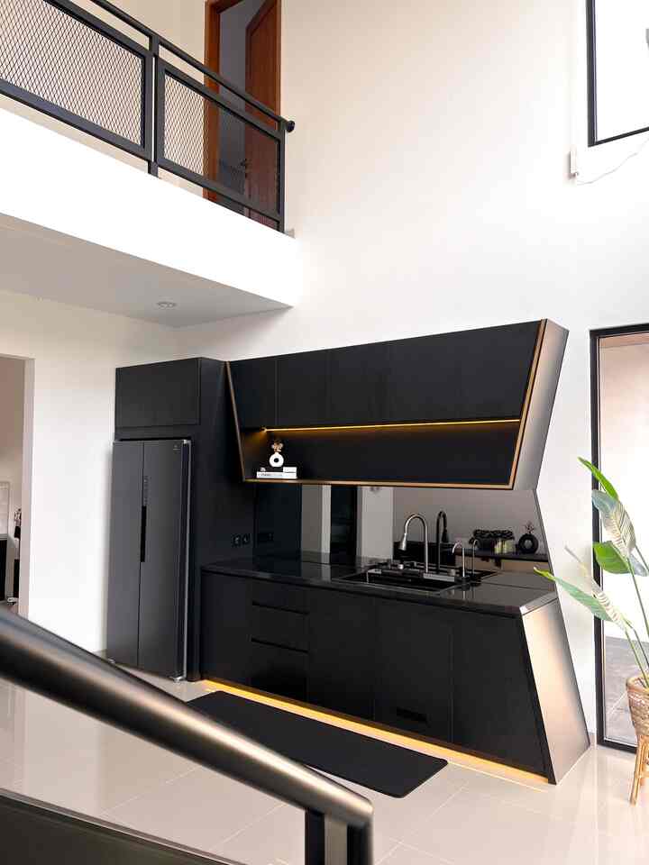 Kitchen Set Rumah Bujangan menggunakan desain modern minimalist dengan nuansa hitam variasi list gold.
•
Penggunaan list gold dapat menimbulkan kesan mewah serta memberikan aksen pada sudut-sudut kitchen set.
•
Sink merupakan bagian penting pada kitchen set, untuk itu saya memilih menggunakan sink model piano dengan 5 tombol yang memiliki fungsi beragam. Sink ini juga memiliki lampu LED yang otomatis menyala ketika air keran mengalir.
•
Untuk menambah nuansa modern minimalist, tableware yang digunakan juga bernuansa monokrom.

#kitchenSet #ListGold #RakPiring #Tableware #Sink #KitchenSetMinimalist #KitchenSetModern #InspirasiKitchenSet #Dapur #KitchenSetHitam #InspirasiDapur #DapurBersih #PeralatanMakan #InspirasiRuangMakan #komportanam 
