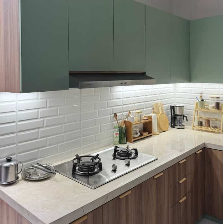 kitchen set is my daily life

yasss! sebagai stay at home mom, kerjaan rumah paling banyak disini, menyiapkan makan keluarga, persiapan masak, mencuci piring, membuat cemilan ataupun es kopi/cokelat.

meja makan tidak kami dekor dan kami biarkan bersih jika tidak sedang makan. jadilah, dekorasi minimalis nan fungsional di wilayah kitchen set saja, ditambah dengan kabinet yang memuat banyak ruang untuk penyimpanan.

rak dapur kayu jati adalah barang favoritku!
desainnya rapi, warnanya cantik, finishing halus, bisa banget untuk simpan bumbu dapur, mug favorit atau dekorasi kecil lainnya (bisa diganti setiap minggu untuk mengurangi kebosanan).

untuk menyegarkan suasana aku tambahkan beberapa tanaman tiruan sebagai dekorasi agar lebih nyaman dilihat secara keseluruhan diantara barang berwarna stainless dan hitam di area ini.

semoga menginspirasi! ✨
#mejamakanminimalis #kitchenset #kitchensetminimalis #komporstainless #komportanam #rakbumbukayujati #raklipatdekorasi #tanamantiruan #tanamanartificial #kitchensink #coffeecorner #peralatanmakan #peralatandapur #inspirasidapur #inspirasikitchenset #inspirasiruangmakan #dapurminimalis #dapurmodern #modedapurcantik

