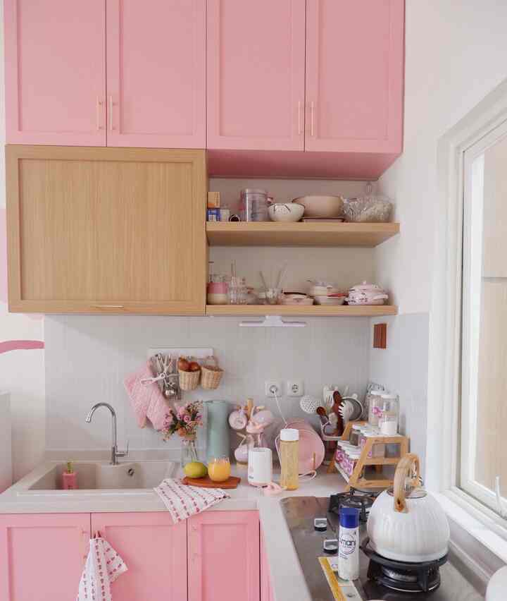 Siapa bilang rumah kecil gak bisa punya dapur cantik dan ruang makan estetik? Alhamdulillah Rumah Pinky Mama bisa punya keduanya 💕
Dengan meja makan fleksibel yang bisa dilipat kapan aja, rumah ini jadi makin nyaman untuk kumpul bareng keluarga.
Jangan lupa peralatan makan kayu dan napkin dengan motif vintage, menambah sentuhan manis di dapur ini 🥰

#peralatanmakan #inspirasiruangmakan #mejamakanfleksibel #mejamakanlipat #dapurpinky #rumahkpr #ruangmakankecil