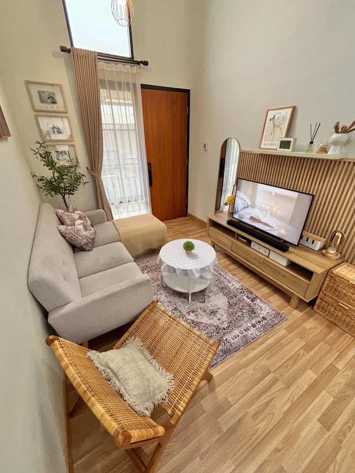My LivingRoom Style

aku pilih tema bergaya Japandi utk livingroomku, nuansa white and wood selalu membuatku jatuh cinta 🤎
tapi biar ngga bosan kali ini aku nyobain karpet dg style vintage, tp ttp aku pilih warna yg netral..ternyata cakep & cocok juga yah 😍
gimana menurut kalian? 🥰

#RumahJapandi #Japandi #SofaMinimalis #WallpaperDinding #LivingRoom #HomeInspo #HomeDecor #karpetruangtamu #KarpetVintage #sofaruangtamu #WallDecor #Wallpanel 
