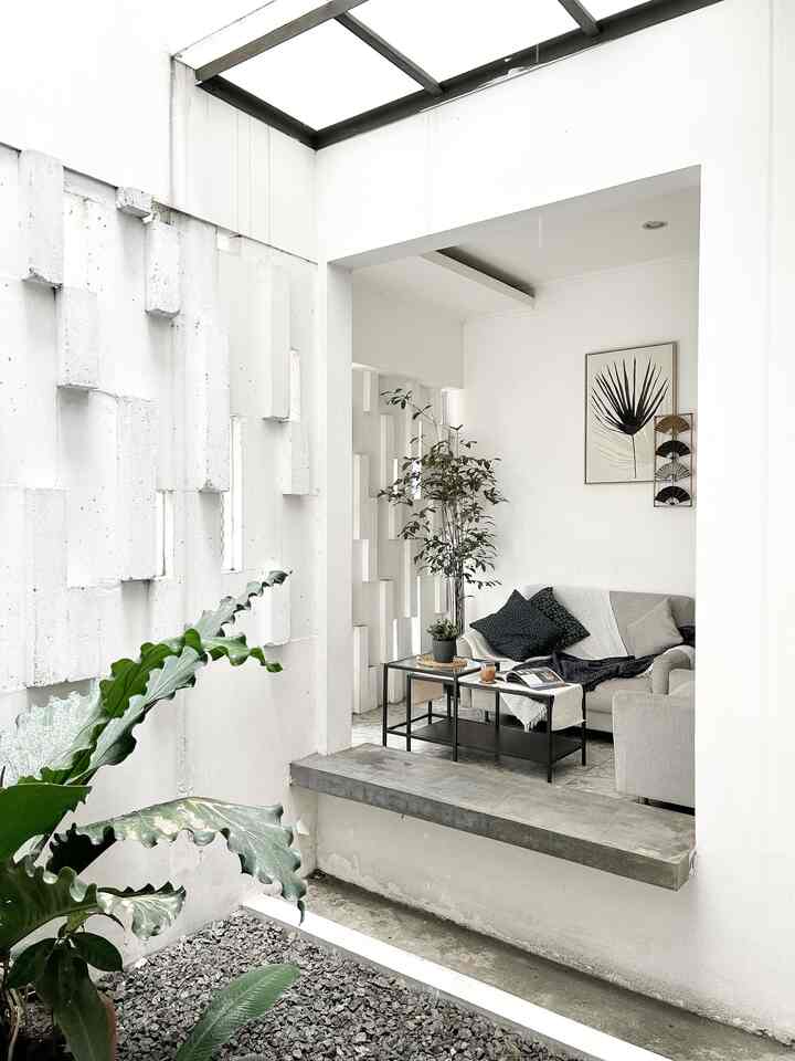 Ruang tamu ini paling menunjukan sisi scandinavian dan industrial #boemisaturnus kombinasi cat putih dan sofa yg mimalist menggambarkan desain scandinavian, sedangkan untuk sentuhan industrial kami tambahkan di dekorasi dinding hebel, bangku cement unfinish dan meja besi kaca.
#Livingroom #Sofaminimalis #Scandinavian #Industrial #Rumahminimalis #RumahScandiIndustrial #RuangTamuMinimalis