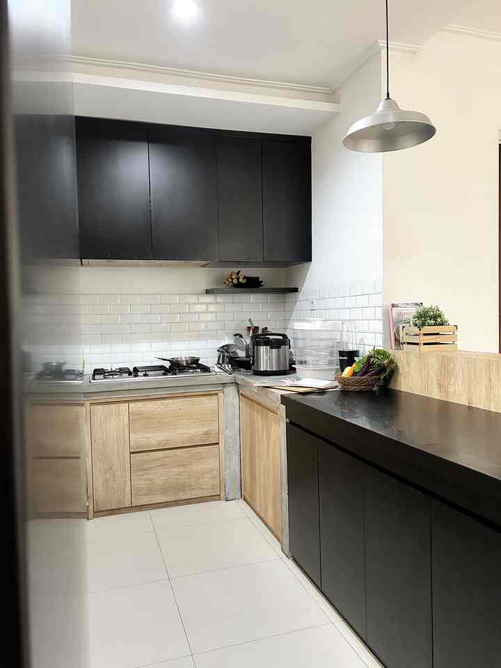 Dekorasi dapur yg fungsional di #boemisaturnus ditunjukan dengan beberapa peralatan memasak seperti rice cooker, blender, oven dengan warna hitam yg sesuai dengan tema industrialnya.
#KitchenSetMinimalis #Industrial #InspirasiDapur #HPLTaco #inspirasiRuangMakan #PeralatanMakan