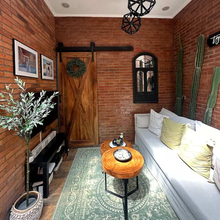 Living room di #casadeharsa ini berada dilantai 2 dengan tema farmhouse yg didominasi warna cokelat/terracota dengan sentuhan warna hitam. Ciri khas dari farmhouse bisa terlihat dari #pintugeser (barndoor).
.
.
#coffetable #barndoor #sofabed #livingroom #sofaminimalist #farmhousestyle #ruangkeluarga #ruangsantai #ruangtv #rumahminimalis #farmhouse #rumahsederhana #inspirasirumah #rumahmungil #rumahlahanterbatas #rumahtipe72 #rumahmodernminimalis #rumahfarmhouse 