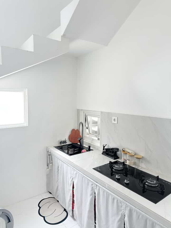 Styling Kitchen Angka House 👩‍🍳✨
-
Dapur kita tidak luas dan hanya segaris tapi kita maximalkan dengan dekorasi bertema Minimalis 
-
Sementara kita pakai tirai handmade ala Jepang yang biasa disebut “Takeshi” nampak sederhana tapi cocok dipandang bahannya cuma 2 pakai pipa ukuran kecil dan tirai berbahan canvas warna abu abh muda ( dijahit sendiri ) kalau di total budgetnya gak sampai 100rb 😁 hemat sekali
-
Sink dan Kompor warnanya kita senadakan hitam agar cocok, untuk perlatan dapur lainnya kita sembunyikan di kolong toptable ,siapa tau ada yang support kitchenset kita welcome banget 😁✌️
-
sementara kitchennya kita seperti ini , bukan selalu bersih tapi ada robot vacuum juga untuk membersihkan setelah masak 🫶

#PeralatanMakan #DapurMinimalis #ModelDapurCantik #DapurModern #Minimalis #TiraiDapur #TopTable #SinkHitam #KranHitam #homedecor #angkahouse