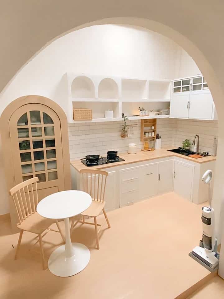 Tema rumah ini adalah japandi, konsep rumah ini mengutamakan kesederhanaan,fungsionalitas, dan estetika minimalis yang elegan,, 
•palet warna rumah ini netral dan natural seperti coklat,putih dan hitam, 
•furniture di rumah ini menggunakan material kayu dan batu, sehingga menciptakan suasana yang hangat
• rumah ini mencerminkan nilai kesederhanaan dan ketenangan, dengan perabotan yang minim namun bermakna 

#japandi #rumahjapandi #kursi #mejakorea #keranjangbambu #bungagantung #lantaivinyl #keranjangrotan #keramikdinding #kaktuskoboi #dapurminimalis #dapurjapandi