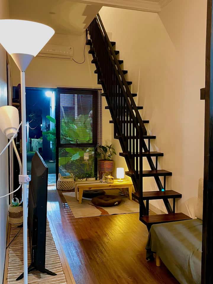 Rumah Moci bertema Japandi Minimalis, dengan nuansa jepang yang kami banyak menggunakan furniture berbahan kayu serta berwarna coklat natural, membuat rumah terasa lebih hangat.

Element rumah yang konsisten kami pakai untuk membuat rumah Japandi Minimalist yaitu Vinyl, kami pakai vinyl berwarna coklat disemua area.

 #SofaMinimalis  #VinylLantai #Japandi  #Rumahjapandiminimalist #StandingLamp #VenetianBlind #KeranjangAnyaman #karpetruangtamu #StandingPotRotan