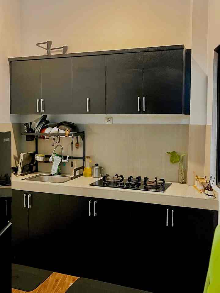 Aku memilih untuk tidak menaruh banyak peralatan masak di dapur ku yang minimalist. 

Aku menaruh beberapa barang fungsional seperti tempat bumbu dapur yang memudahkan aku dalam memasak dan juga sesuai dengan tema rumahku yang japandi

Aku juga menggunakan peralatan masak yang mudah dibersihkan seperti talenan,maupun tempat minyak.

Aku juga memberikan vas bunga untuk memberikan kesan memasak lebih segar dan nyaman.

#KitchenSetMinimalist #PeralatanMakan #InspirasiRuangMakan #TempatBumbuDapur #TalenanStainless #BotolMinyak #SaringanMinyak #VasBunga
#DapurMinimalis #ModelDapurCantik #DapurModern