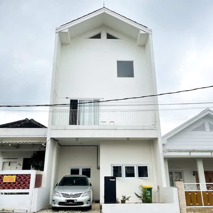 Kenalan lagi sama #RumahSeupil 🏡 Kenapa “Seupil” kan ga enak banget nyebutnya?! Karena aku kan dipanggilnya Upil (reason 1) dan rumahnya pun kecil cuma 93m luas tanahnya (reason 2), jadilah “Rumah Seupil” (rumahnya si upil yang cuma seupil) 🫵🏻😂

Anyway, rumahku sangat minimalis. Bahkan fasadnya sepolos itu: jendela-jendela-pintu haha cat tembok pun all white with a touch of danish interior yang banyak main warna pastel biar lebih berwarna dan looknya ga monoton. Furniturnya 75% custom, atap tinggi, dengan sistem open plan tanpa sekat—untuk bikin dimensi jadi keliatan lebih luas dan ga sumpek. What do you think?

#RumahMinimalis #RumahJepang #DanishInterior #Cat #KitchenSet #SofaKulit #WallpaperDinding #RuangTamu #Minimalist