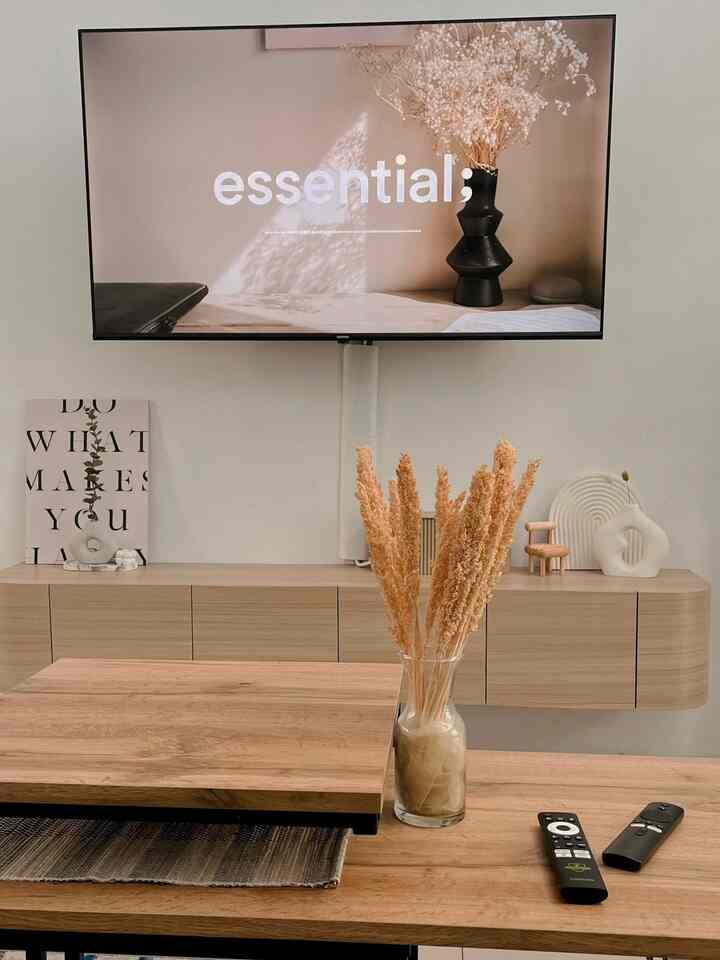• Tema Utama Scandinavian

Living Room dengan sentuhan scandinavian, 
item dekorasi yang aku punya kebanyakan scandinavian dari vas dan wall decornya.

namun untuk sentuhan warna disini aku terapkan japandi, dengan nuansa white n wood nya.
selain itu agar dominan warna tidak terlalu mencolok aku tambahkan sentuhan warna lain seperti hitam, hijau, abu-abu.

semoga menginspirasi untuk area living roomnya yaa🤎

#LivingRoom #dekorasiruangtamu #dekorasilivingroom #KabinetTVminimalis #scandinavian #rumahscandinavian