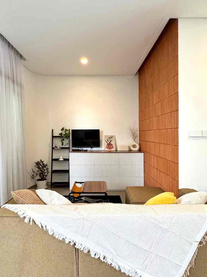 Style Industrial Dinamis adalah style yang ingin kami tampilkan pada hunian ini, baik pada material yang digunakan maupun arsitektur bangunannya. Walaupun ingin menampilkan kesan industrial namun pemilihan warna pada interior menjadi perhatian kami agar hunian tetap terang dan memiliki pattern.

Kami aplikasikan beberapa aksen material finishing raw pada dinding area luar (foto slide 2) pada tangga dan lantai di area service. 
Dan seluruh lantai dirumah ini menggunakan granit. 

Untuk menghidupkan ambiance pada setiap ruangan kami beri sentuhan berbagai warna agar ruangan tidak monoton dan lebih hidup seperti pada ruang keluarga ini warna furniture dan dekorasi kami sesuaikan agar selaras dengan aksen bata yang kami terapkan pada sebagian dinding.

#rumahindustrialdinamis #industrialdinamis #dindingunfinished #lantaigranit #dindingbata #ruangkeluarga #fasadrumah #sofaminimalis #kabinettv #rakkayu #tanamandalamruangan 