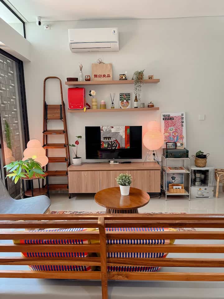 Tema utama dari style rumah ini adalah mid-century Japan. Kami mencoba mengadaptasi tema mid-century yg umumnya dominan dengan karakter kayu solid, loose furniture, dengan tone warna yg deep dan sedikit pop out dari aneka tambahan dekorasi. Kami juga menambahkan karakter ‘Japanese home in Showa era’ yang lebih ‘clutter’ dibandingkan dengan ‘Japanese zen home’ atau ‘Japanese minimalism’.
Untuk sementara, hanya lantai 1 saja yang baru bisa kami beri sentuhan mid-century Japan ini. Next project kami juga ingin mendekor lantai 2 dengan tema yg sama 🤗❤️
#midcenturymodern #midcenturyjapan #retrojapan #japanshowahome #rumahmidcentury #lampumeja #lampuruangtamu #tanggakayu #tanggaportabel