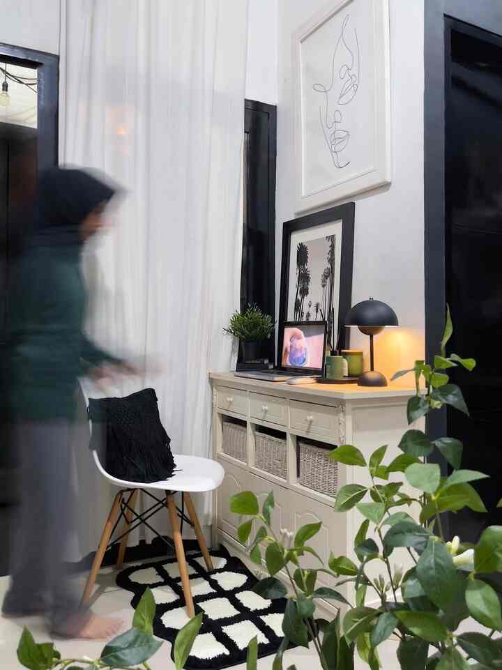 ➖ Favorite Moments

Hai ketemu lagi sama pojokan rumah ini.
Daripada jadi sudut bakekok, akhirnya dijadiin mini-workspace deh.

Ini juga salah satu spot favorite aku, karena biasanya aku me-time disini sambil nonton drakor dan sarapan, atau ngedit sambil dengerin playlist kesukaan. Dekorasi dan furniturenya juga masih pakai yang ada dirumah aja nih. 

Semoga mengispirasi ya 🖤

#FavoriteMoment #FavoriteRooms #FavoriteDecorItems #Spotfavorite #pojokanfavorite #workspace #miniworkspace #homedecor #ruangkerja #dekorasiworkspace #rumahmungil #rumahdeveloper #rumahminimalis #warmandboldinterior #darkmoderninterior