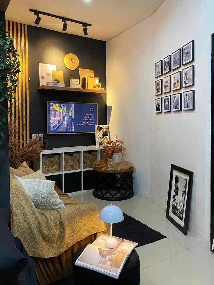 ➖ Lighting 

Menurut aku lighting dirumah itu penting banget. Selain menambah pencahayaan, bisa juga mengubah ambiance sebuah ruangan.

Seperti Lighting di Ruang keluarga dirumahku ini, aku sengaja pakai lampu downlight, lampu sorot dan lampu meja yang lebih warm dan kekuningan karena biar match sama dekorasi yang warm pada ruangan ini.

Makanya aku suka banget kalau diluar cuacanya hujan, lagi mendung, atau bahkan udah malem, ruangan ini langsung bikin cozy karena ambiance yang berubah dari lampu yang warm ini.

Semoga menginspirasi 🖤

#HomeLighting #InspirasiLampu #LightingDesign #WarmandBold #ModernRusticInterior #WarmLivingroom #inspirasiruangtamu #inspirasiruangkeluarga #inspirasiruangtv #inspirasirumahmungil #rumahmungil #dekorasirumah #dekorasiruangkeluarga #rumahdeveloper #zarraawwrr #lollahouse #bandung

