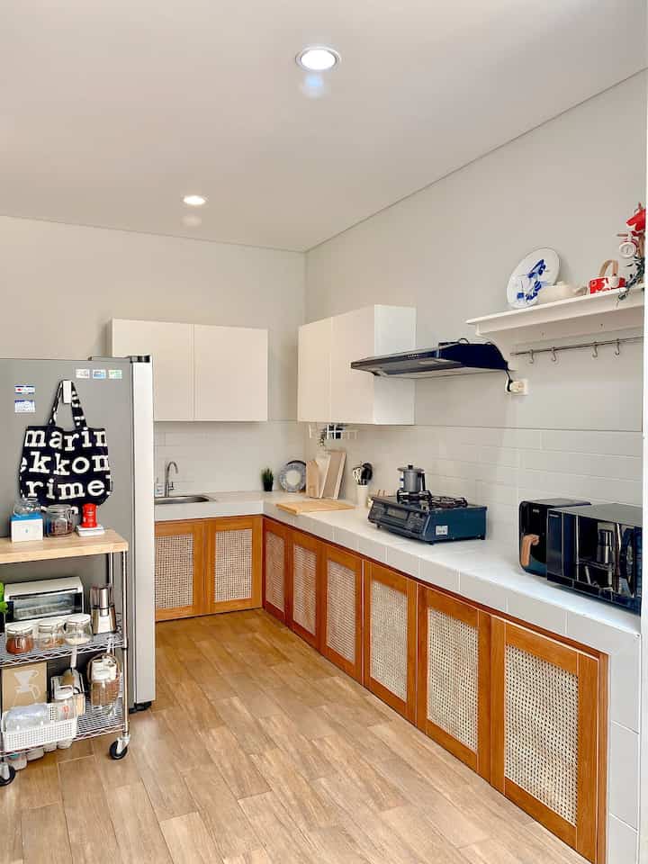 Semi-outdoor kitchen ini kita kasih tema ‘retro minimalis’. Retro karena kita suka sama kitchen utensils yang vintage dan memiliki warna-warna cerah, namun tetap mengedepankan unsur minimalis karena kita gak mau dapurnya jadi terkesan sesak 🤗❤️
Kita pun sebisa mungkin hanya menyimpan perlatan dapur yg fungsional dan memang kita pakai sehari-hari.

#kitchenSetMinimalis #ikeabesta #talenankayu #totebag #airfryer #peralatanmakan #inspirasiruangmakan #retrokitchen #dapurkayu